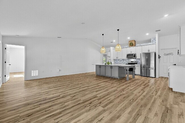 Foto del edificio - Modern 4-Bedroom, 3-Bath Home with Private In-Law Suite – Palm Coast, FL