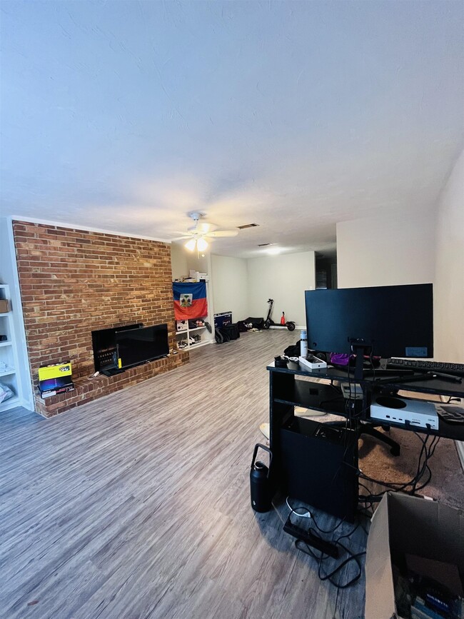 Building Photo - 581 Holyoke Ct