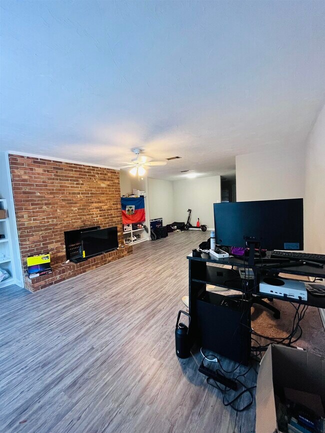 Foto del edificio - 581 Holyoke Ct