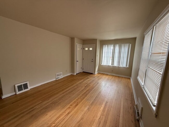Foto del edificio - West Allis 3 bedroom 1 bath with 2 car garage