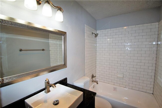 Building Photo - 1320 Southport Dr