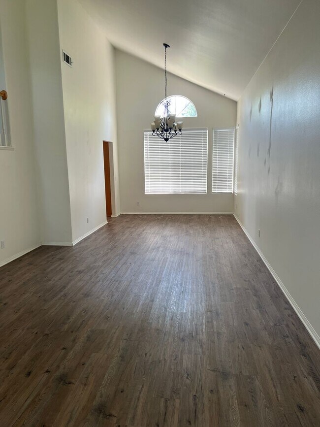Foto del edificio - 4+3 bedroom Camarillo Home!