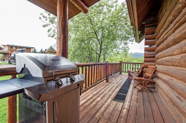 Foto del edificio - Charming Log Cabin and Carriage House – Do...