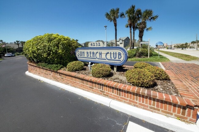 Foto del edificio - Remodeled beach condo steps away from the beach!!!