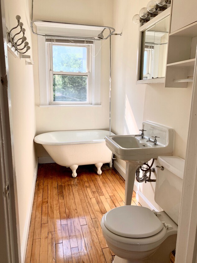 Foto principal - 849 W Wellington Ave