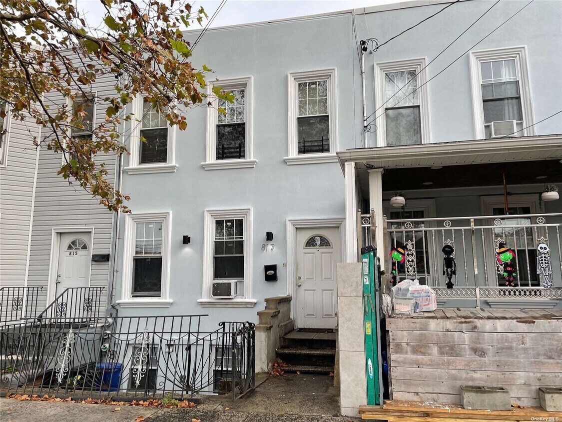 Primary Photo - 817 Logan St