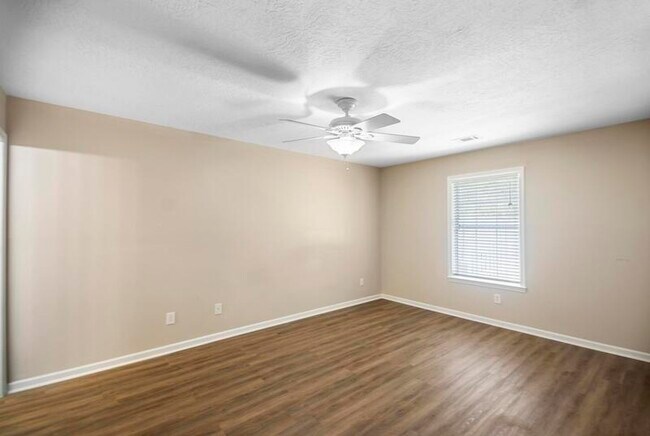 Foto del edificio - 114 Hillsborough Ln