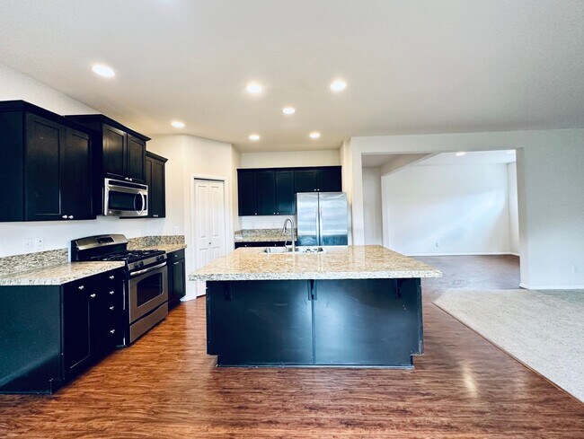 Building Photo - Beautiful 4bed 2.5bath home!
