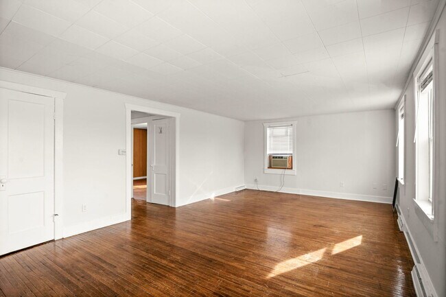 Building Photo - 827 E Wilson St