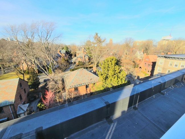 Building Photo - 1056 Beacon St