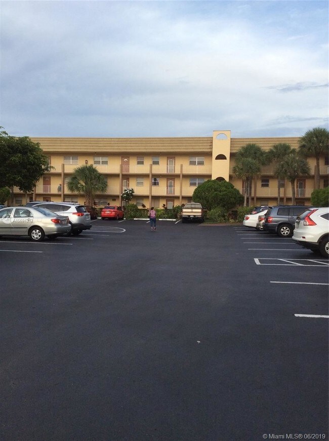 Foto del edificio - 8595 Sunrise Lakes Blvd