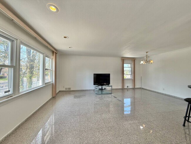 Foto del edificio - 33-19 Bell Blvd