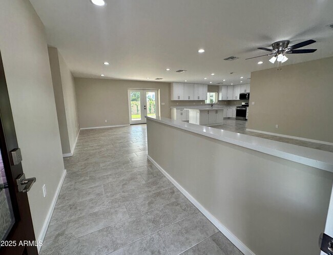 Building Photo - 2329 E Enrose St