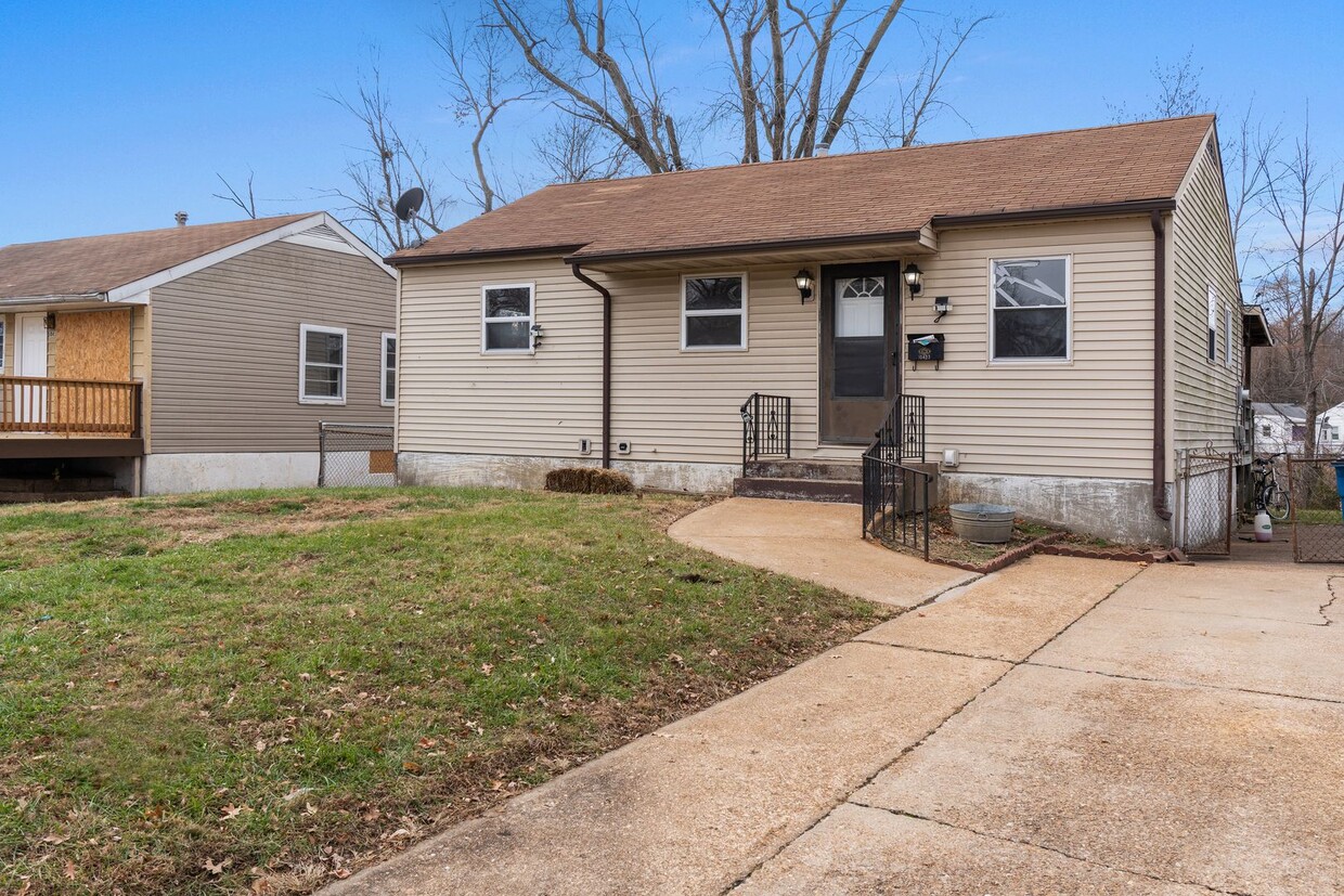 Foto principal - Accepting Section 8! Comfortable 3 bedroom...