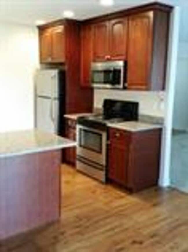 Building Photo - 725-727 Mount Hood Ave SW
