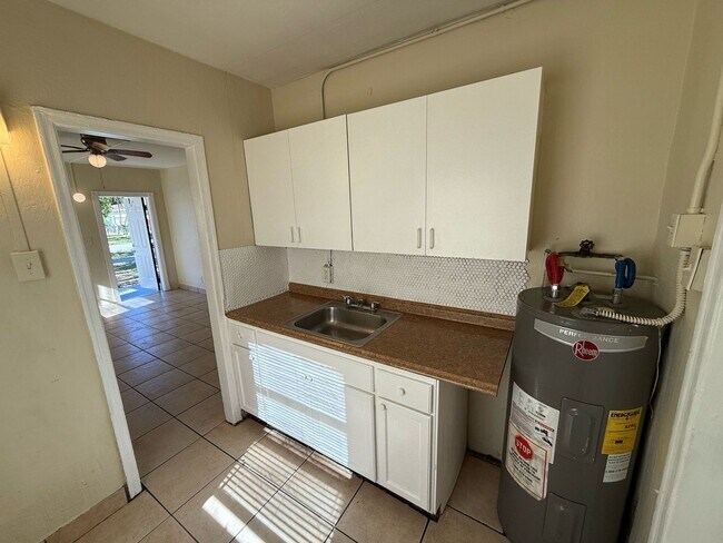 Building Photo - Nice 2-1 house