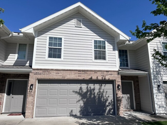 Building Photo - 3 Bed | 2.5 Bath | 2 Car Garage Townhome in Grain Valley
