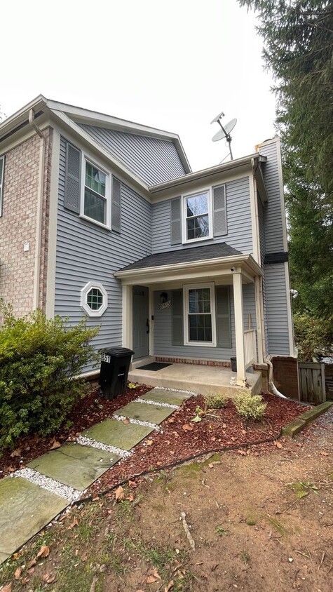 Foto principal - Newly Renovated 4 BR/3.5 BA Townhome in Su...