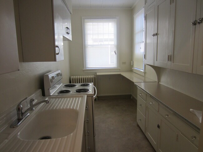 Kitchen - 2020 W Pacific Ave