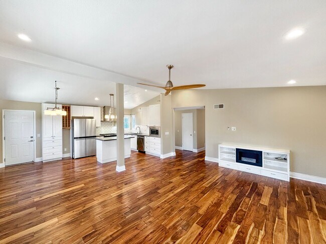 Building Photo - Charming & Spacious 3BD/2BA House in Clair...