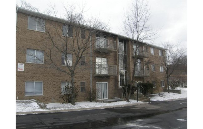 Building Photo - Yearling Court Apartments