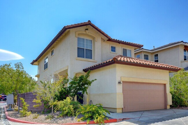 Foto del edificio - Beautiful 4-Bedroom Home in Gated Summerli...