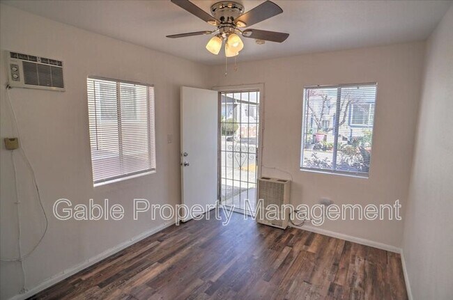 Foto del edificio - 23830 Newhall Ave