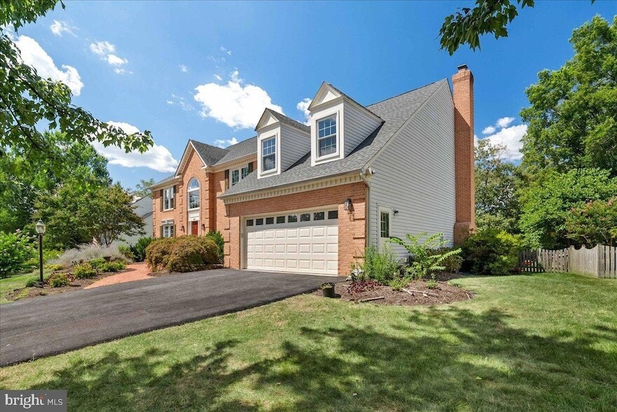 Foto principal - 8608 Oak Brook Ln