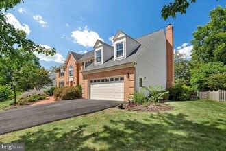 Building Photo - 8608 Oak Brook Ln