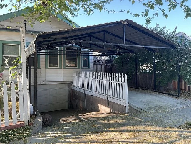 Building Photo - Charming 2-Bed Home with Granite Touches in Tracy's Heart