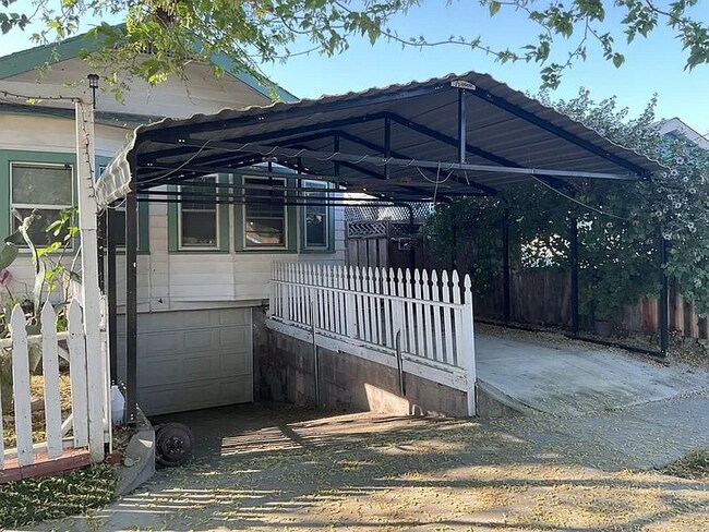 Foto del edificio - Charming 2-Bed Home with Granite Touches in Tracy's Heart