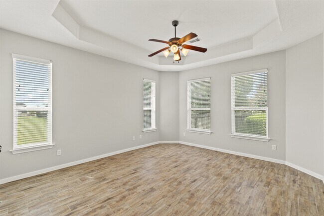 Foto del edificio - 521 Ironwood Forest Dr