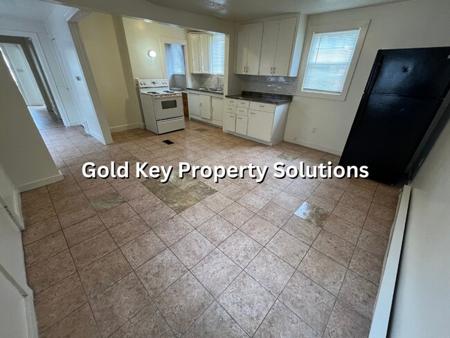 Building Photo - 4 BD/2 full BA two story home in Fort Wayn...