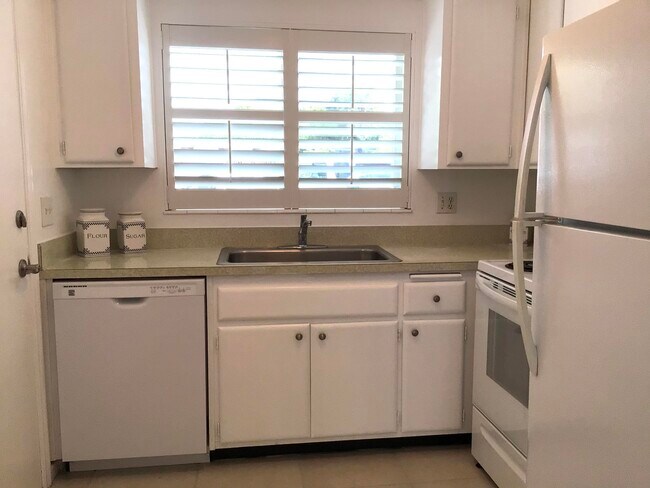 Building Photo - 331 Tequesta Dr
