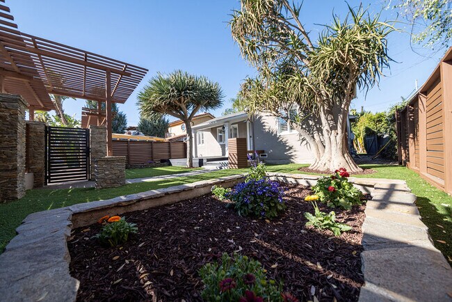 Building Photo - 15233 Valleyheart Dr