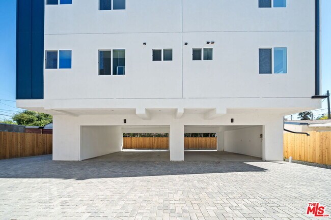 Foto del edificio - 6338 Beck Ave