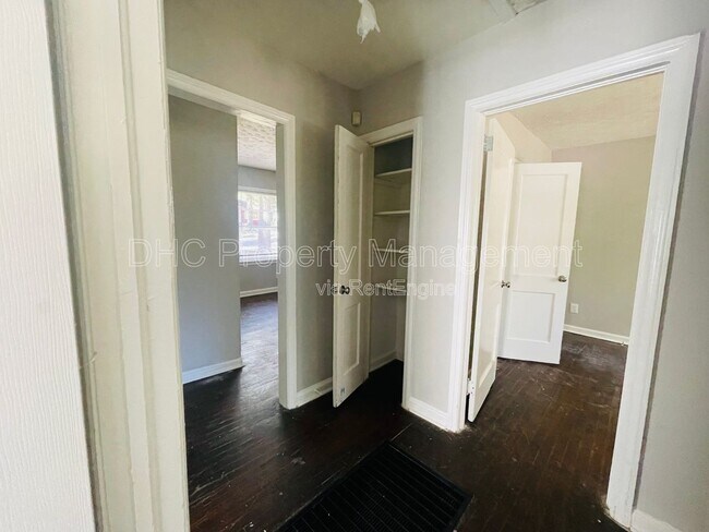 Foto del edificio - 3210 Delowe Dr