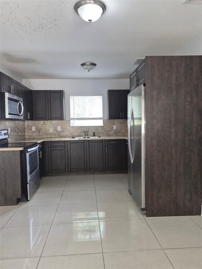 Foto del edificio - 4643 NW 15th Ct