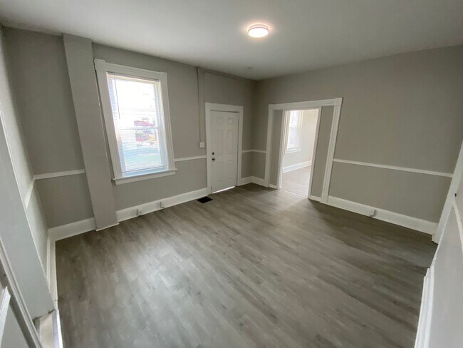 Building Photo - Charming Single Family in Hamilton!: New Y...