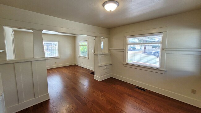 Building Photo - Coming Soon! 1 Bed 1 Bath Charming Craftsman Cottage