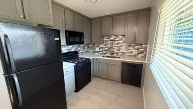 Building Photo - 15483 Moorpark St