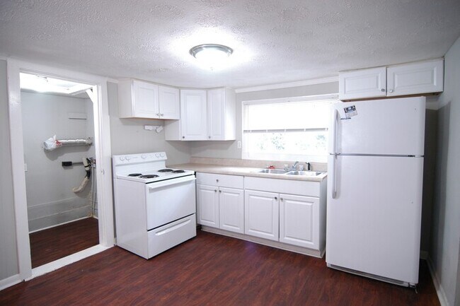 Building Photo - 2 Bedroom Cottage on Meadow Road!