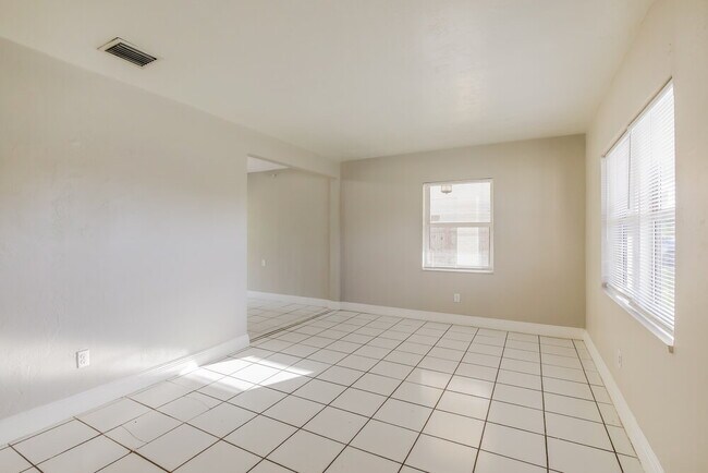 Foto del edificio - 6530 Miramar Pkwy