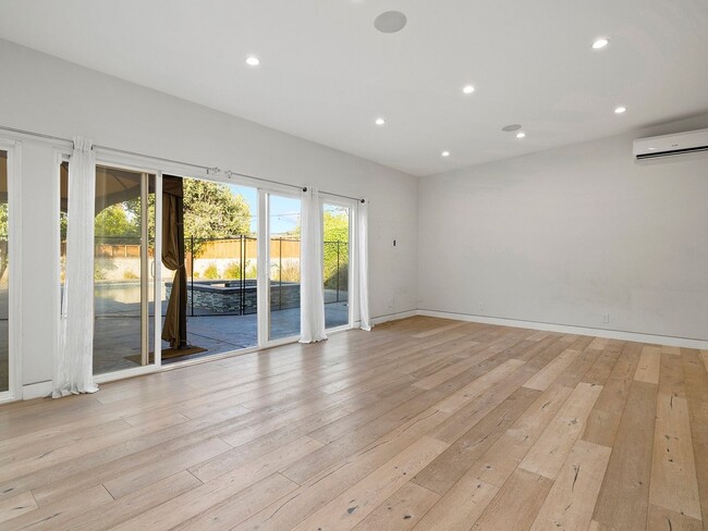 Building Photo - Luxury 5 Bedroom Pool Home in Tarzana