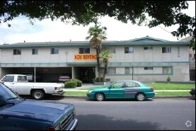 Edificio - 8844 Tobias Ave