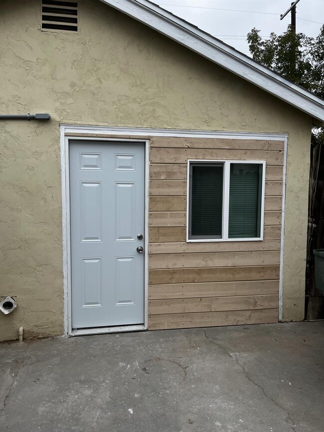 Building Photo - 4657 E Grant Ave