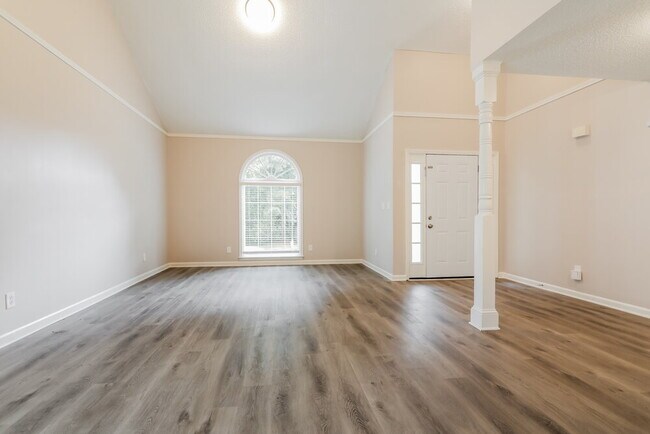 Foto del edificio - 739 Glenspring Dr