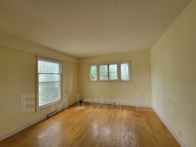 Building Photo - 805 W Seerley Blvd