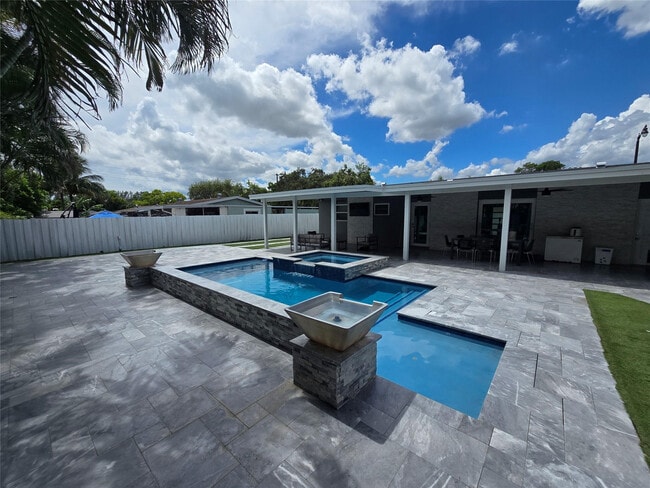 Building Photo - 2340 NE 8th Ave