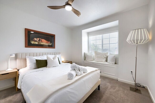 Foto del edificio - 2 BDR Gorgeous Updated Townhome with Huge Garden